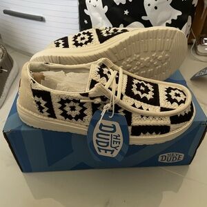 New Hey Dude Wendy Halloween Crochet sneakers women’s 7 Moccasins Black & white